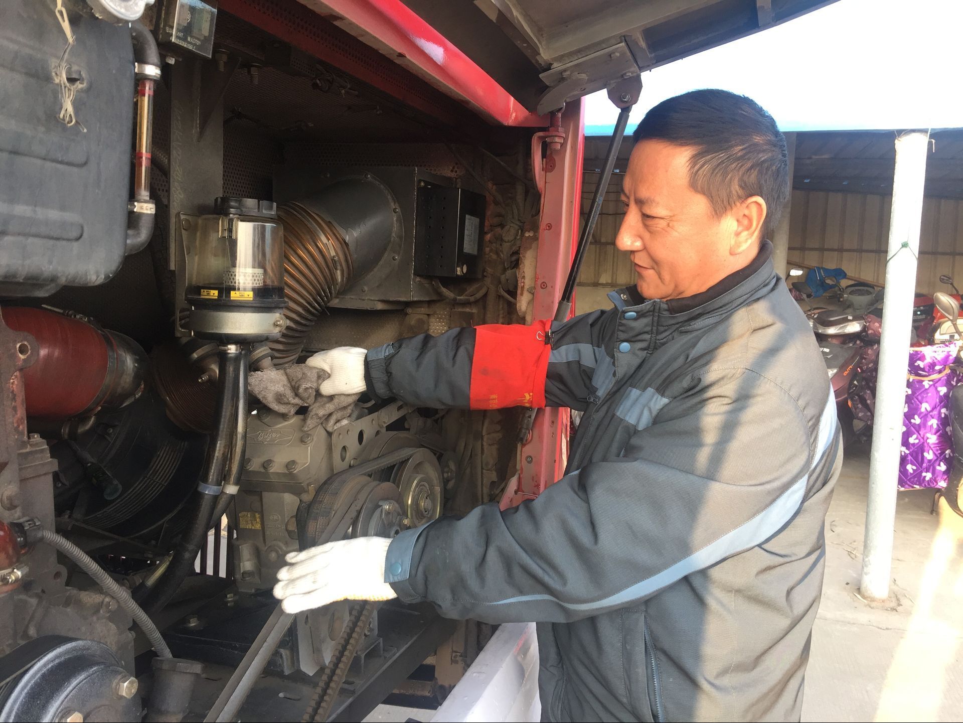 1520996010586523.jpg 最美公交人:大廠三隊(duì)567路駕駛員肖鵬飛-1.jpg