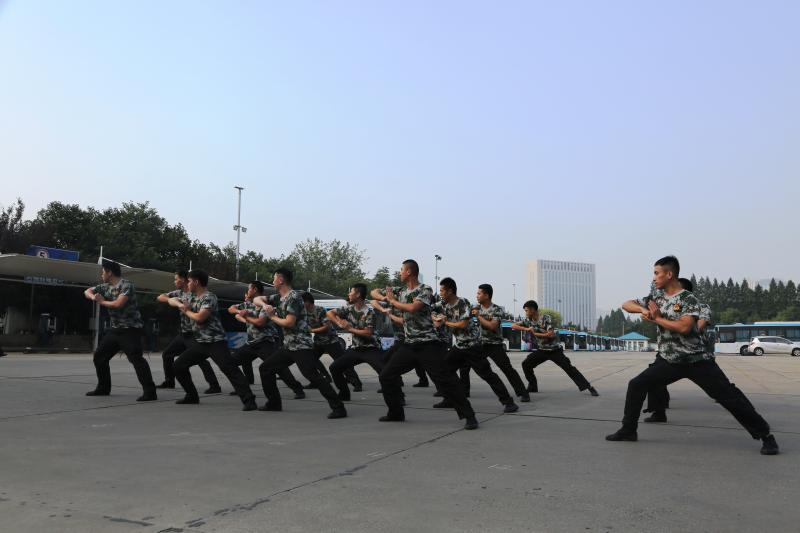 “南京市客運(yùn)保障大隊(duì)”隊(duì)員代表現(xiàn)場表演了隊(duì)列訓(xùn)練及軍體拳.JPG