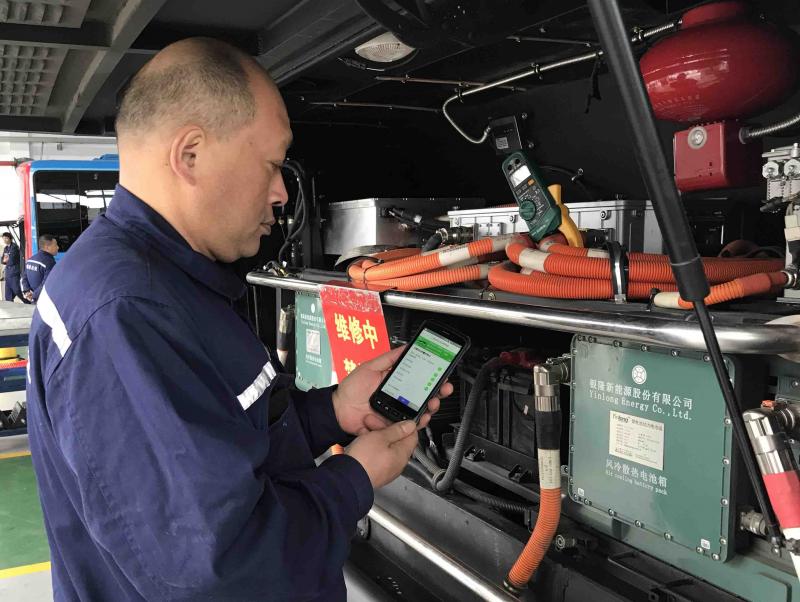 1545988330808824.jpg 使用手持設(shè)備.jpg