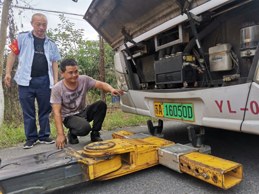 公交搶修工:高溫下的使命必達(dá) (3).jpg 公交搶修工:高溫下的使命必達(dá) (3).jpg