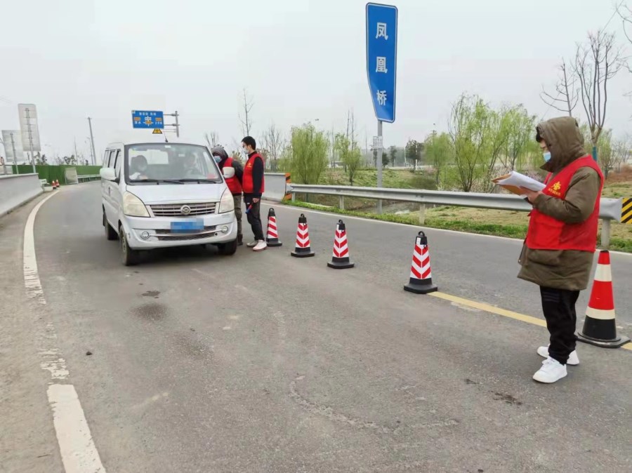 在綠楊村卡口檢查來(lái)往車輛人員的健康碼行程碼.jpg