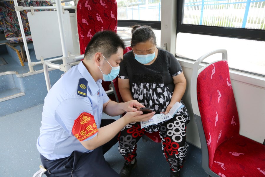 志愿者教老人使用手機(jī)查找公交線路.jpg 志愿者教老人使用手機(jī)查找公交線路.jpg