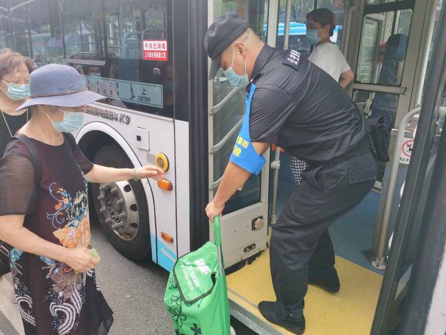 三大隊(duì)退伍軍人李軍攙扶老人.jpg 三大隊(duì)退伍軍人李軍攙扶老人.jpg