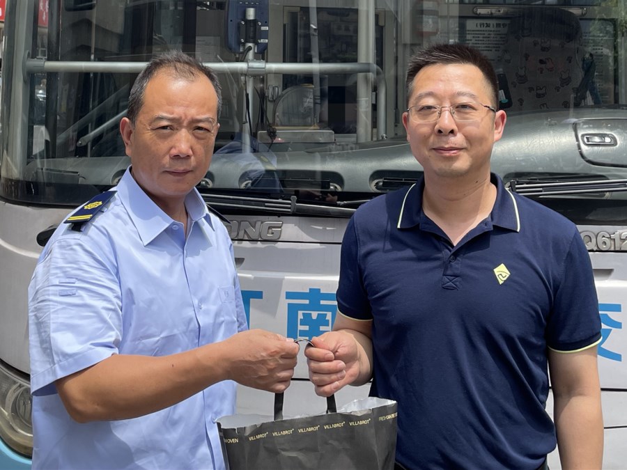 微信圖片_車(chē)隊(duì)工作人員將手提袋交給陳先生.jpg 微信圖片_車(chē)隊(duì)工作人員將手提袋交給陳先生.jpg