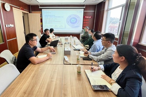 東汽新媒體工作室負(fù)責(zé)人閆杰介紹工作室情況及分享項(xiàng)目經(jīng)驗(yàn).jpg 東汽新媒體工作室負(fù)責(zé)人閆杰介紹工作室情況及分享項(xiàng)目經(jīng)驗(yàn).jpg