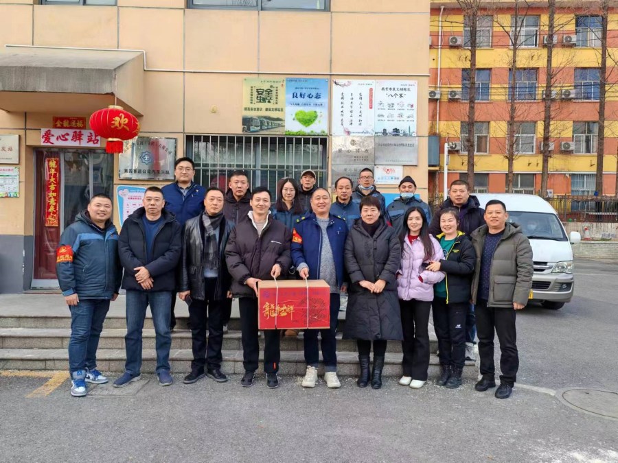 2.9領(lǐng)導(dǎo)班子給3隊(duì)送慰問品.jpg 2.9領(lǐng)導(dǎo)班子給3隊(duì)送慰問品.jpg